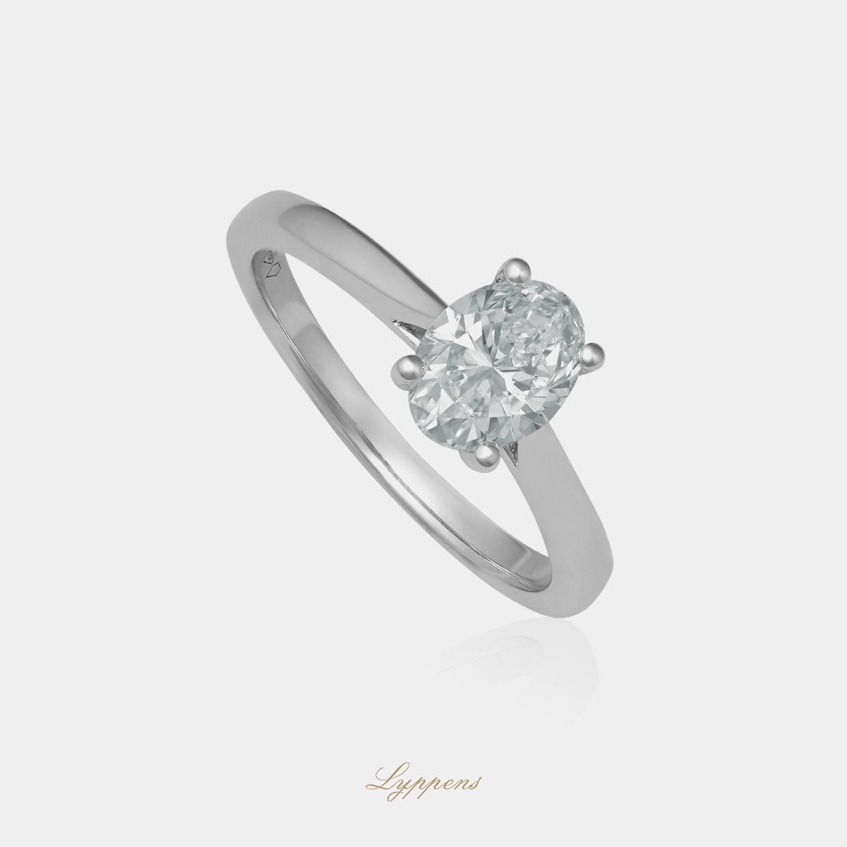 Staande witgouden solitair verlovingsring, deze ring is in het midden gezet met een ovaal geslepen diamant