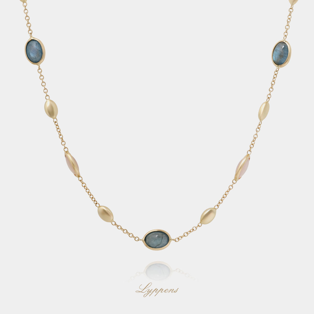 Geelgouden anker schakelcollier met cabochon geslepen labradoriet en gouden ovale elementen.