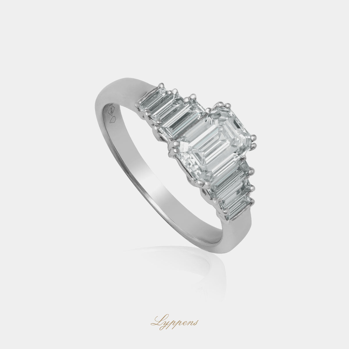 Witgouden verlovingsring, deze ring is gezet met emerald en baguette geslepen diamant.