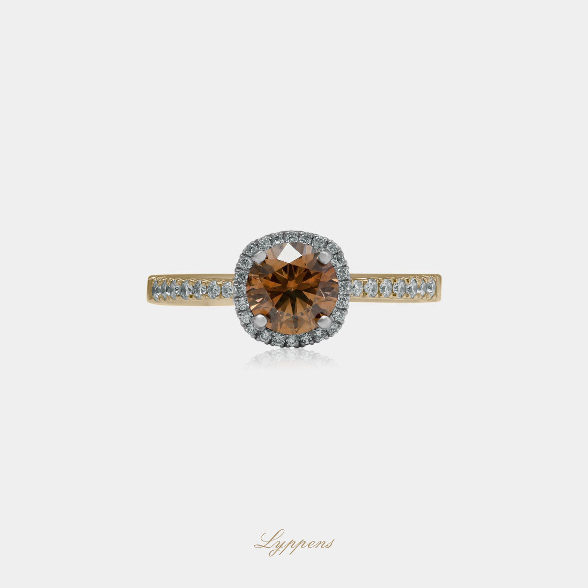 Geelgouden entourage ring, deze verlovings ring is gezet met een bruine diamant in een entourage van diamant.