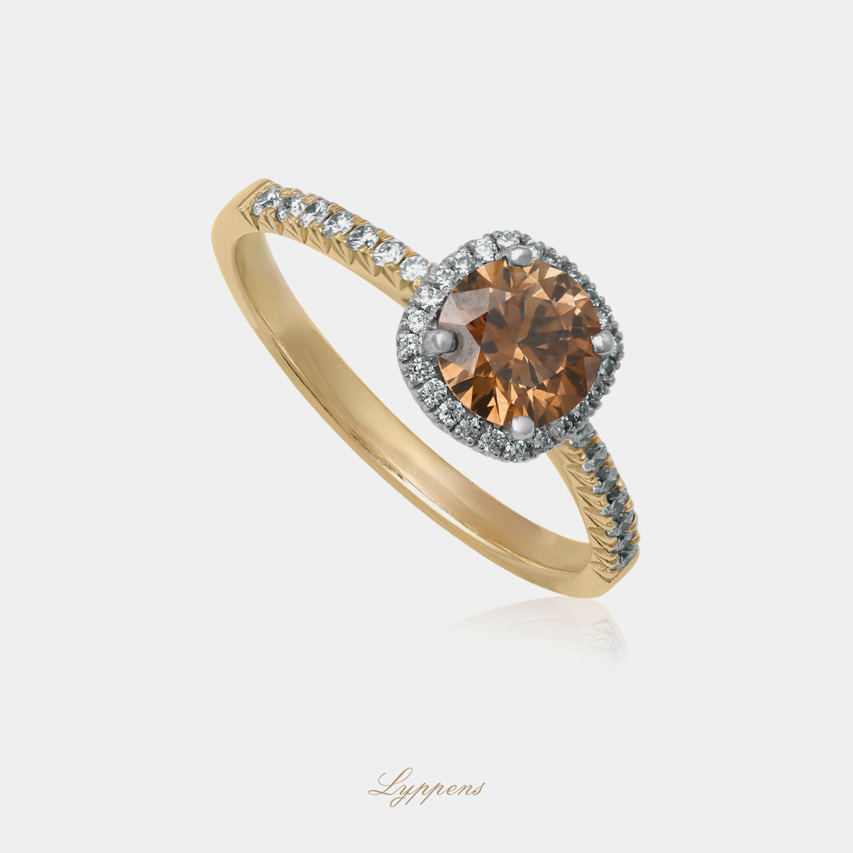 Geelgouden entourage ring, deze verlovings ring is gezet met een bruine diamant in een entourage van diamant.