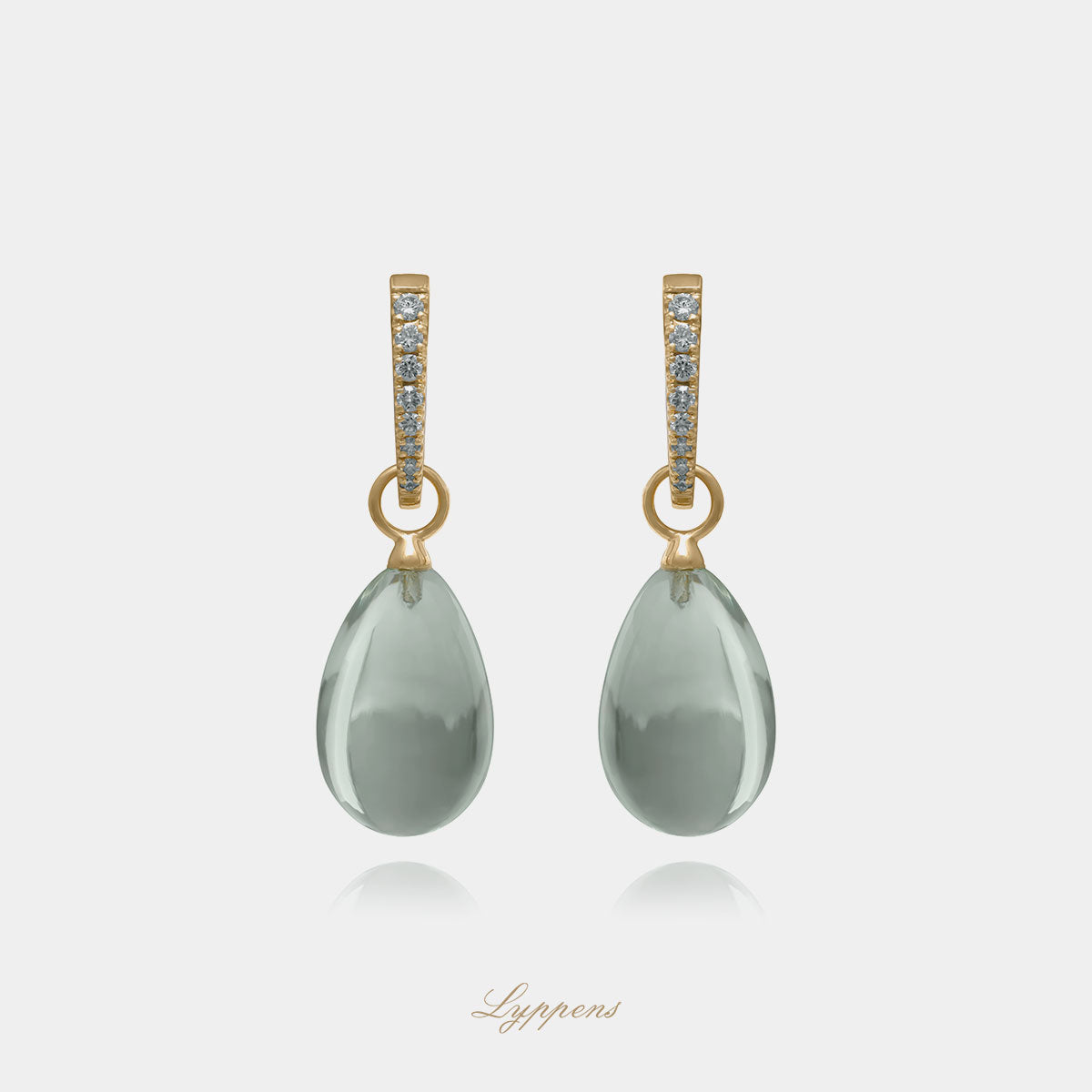 Geelgouden oorbellen gezet met briljant geslepen diamant met daaronder druppelvormige prasioliet.