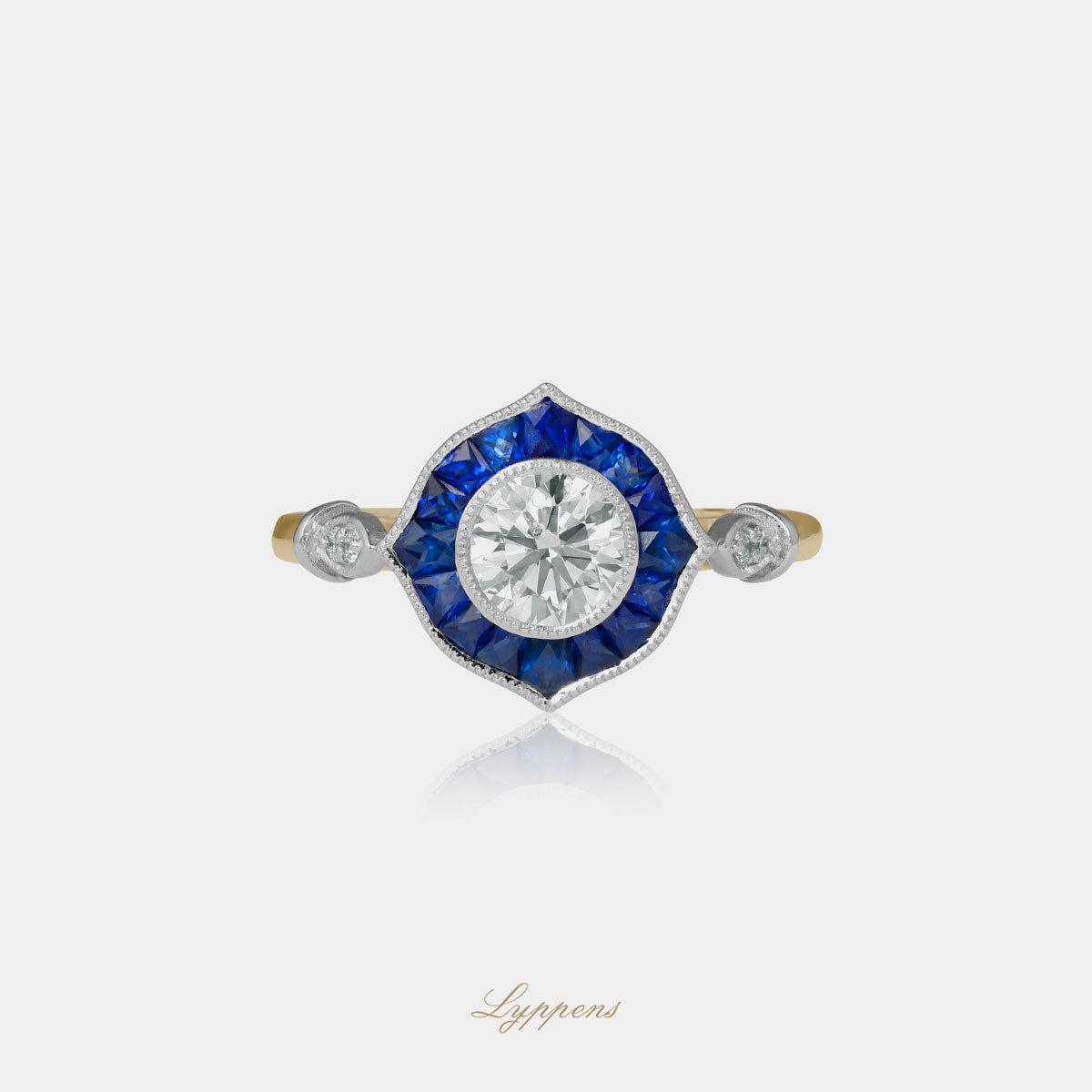 18kt geel- en witgouden ring met briljant geslepen diamant 0.70 ct H SI, GIA gecertificeerd, geflankeerd door fantasie geslepen saffieren 0.79 ct en briljant geslepen diamanten 0.04 ct H