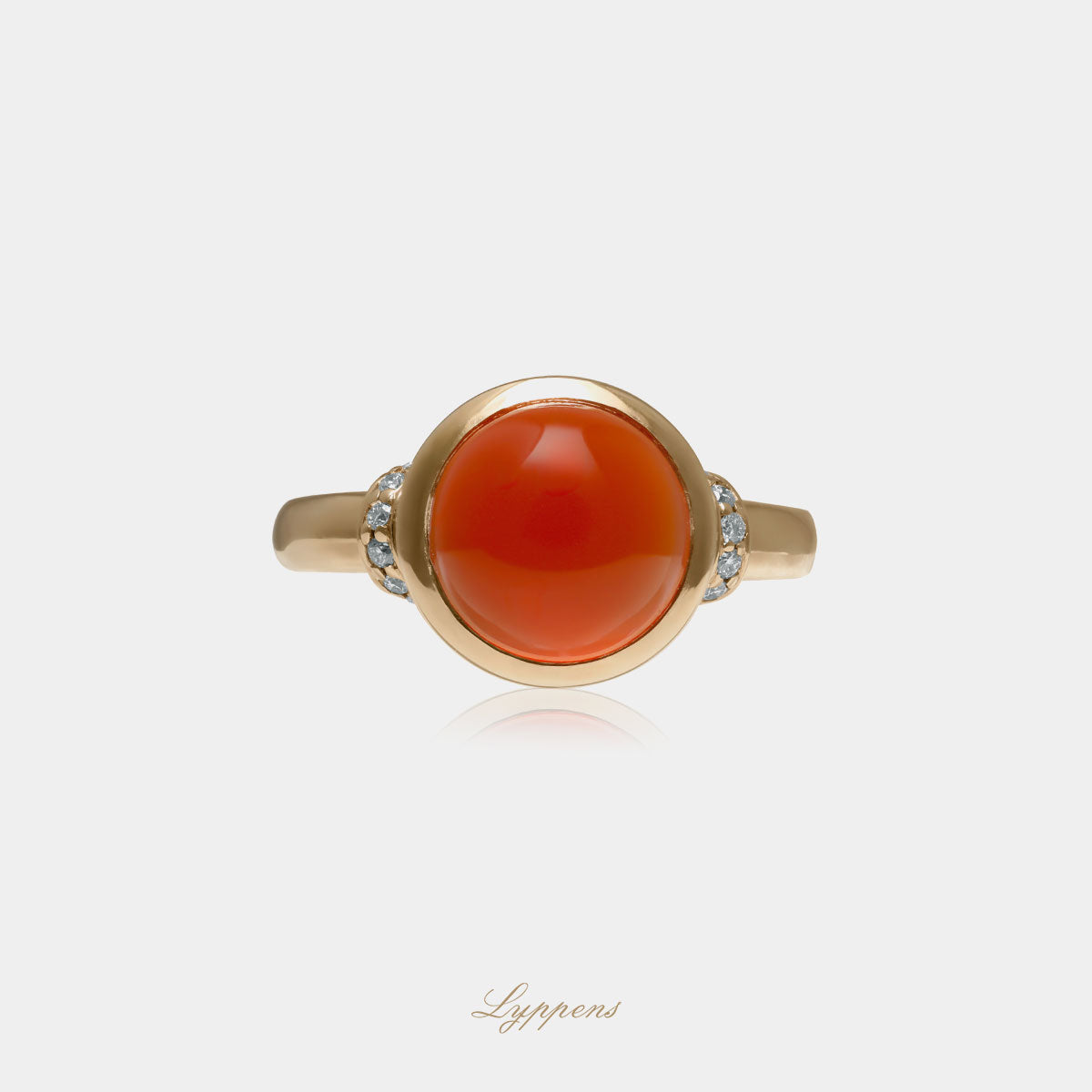 Geelgouden ring in het midden gezet met een cabochon geslepen carneool en in de scheen gezet met briljant geslepen diamant.