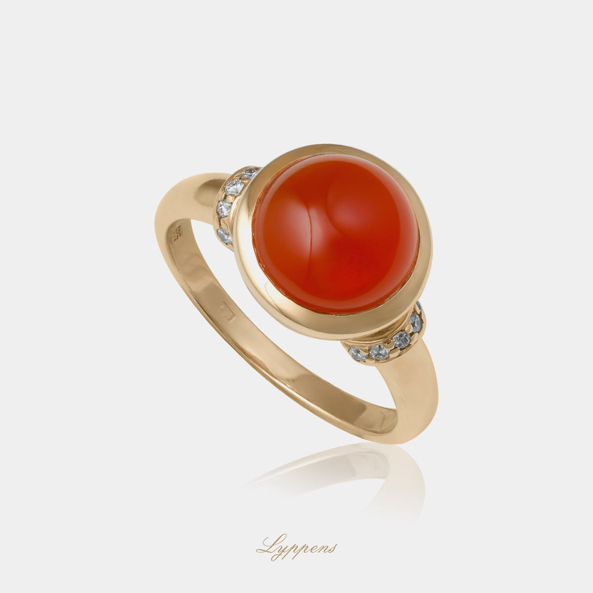 Geelgouden ring in het midden gezet met een cabochon geslepen carneool en in de scheen gezet met briljant geslepen diamant.