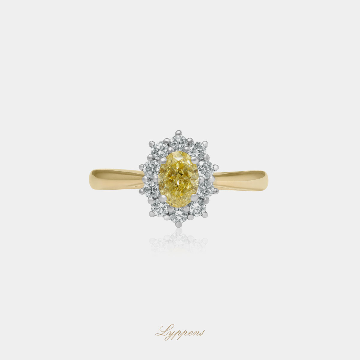 Geel- met witgouden entourage verlovingsring, deze ring is gezet met ovaal geslepen gele diamant en briljant geslepen diamant.