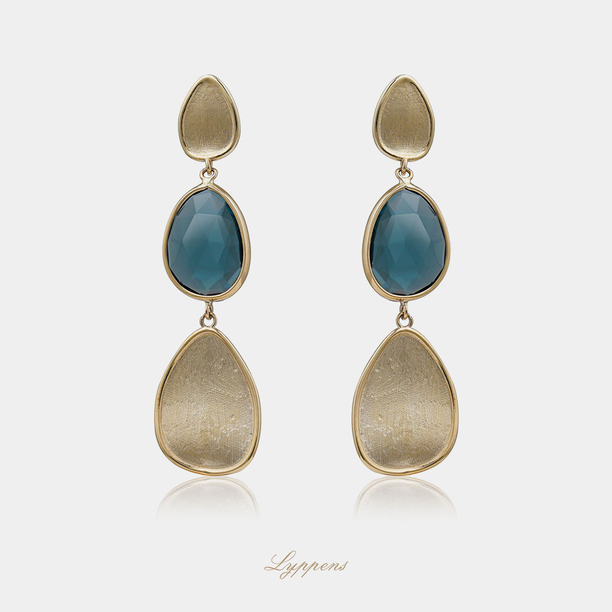 Geelgouden oorstekers met matte gouden elementen en blauwe topaas.