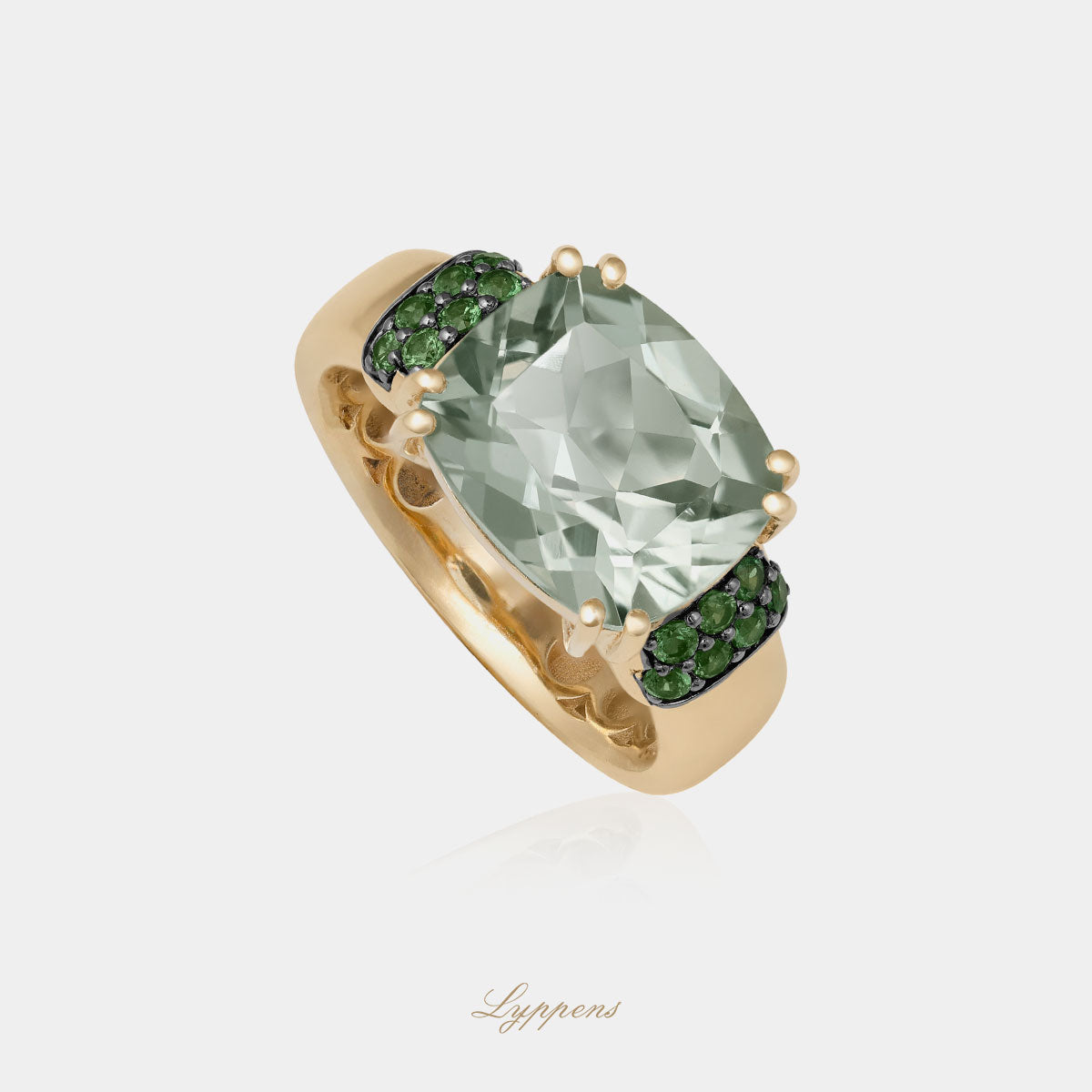 Geelgouden ring gezet met cushion geslepen prasioliet en pave gezetten met rond geslepen tsavoriet.