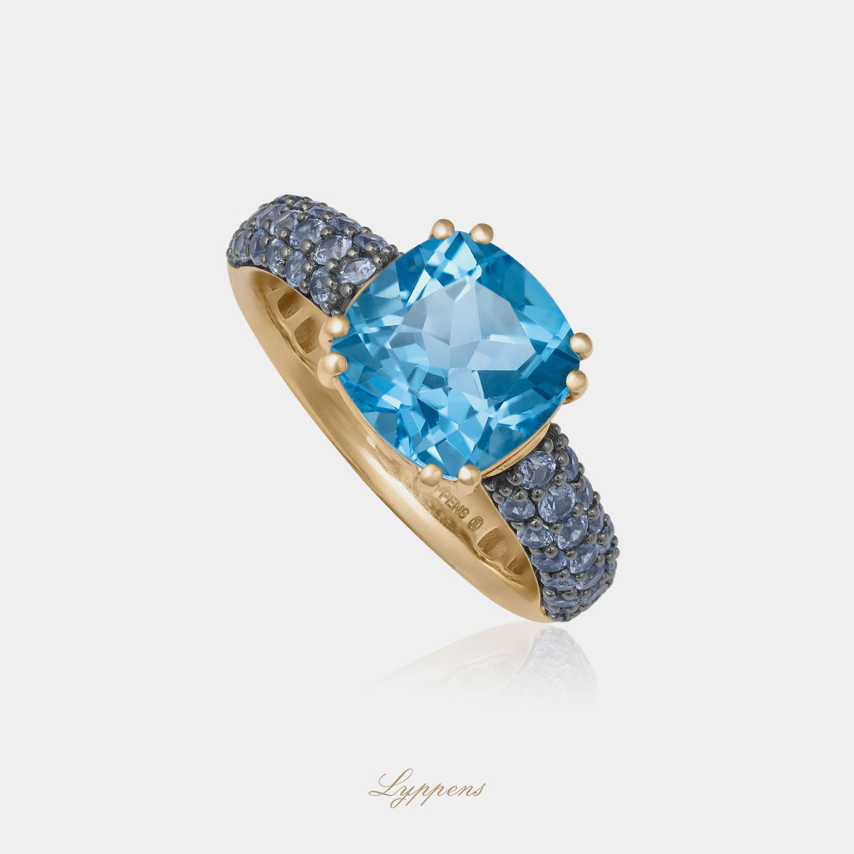 Geelgouden ring in het midden gezet met topaas en in de scheen pavé gezet met saffier.