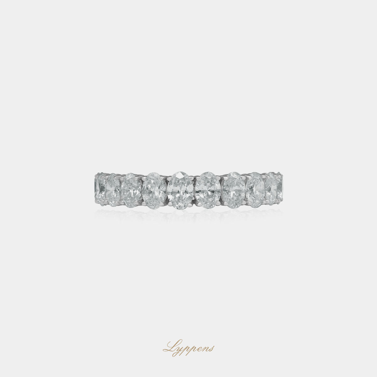 Witgouden rijring met ovaal geslepen diamant, deze ring kan ook als trouwring gedragen worden.