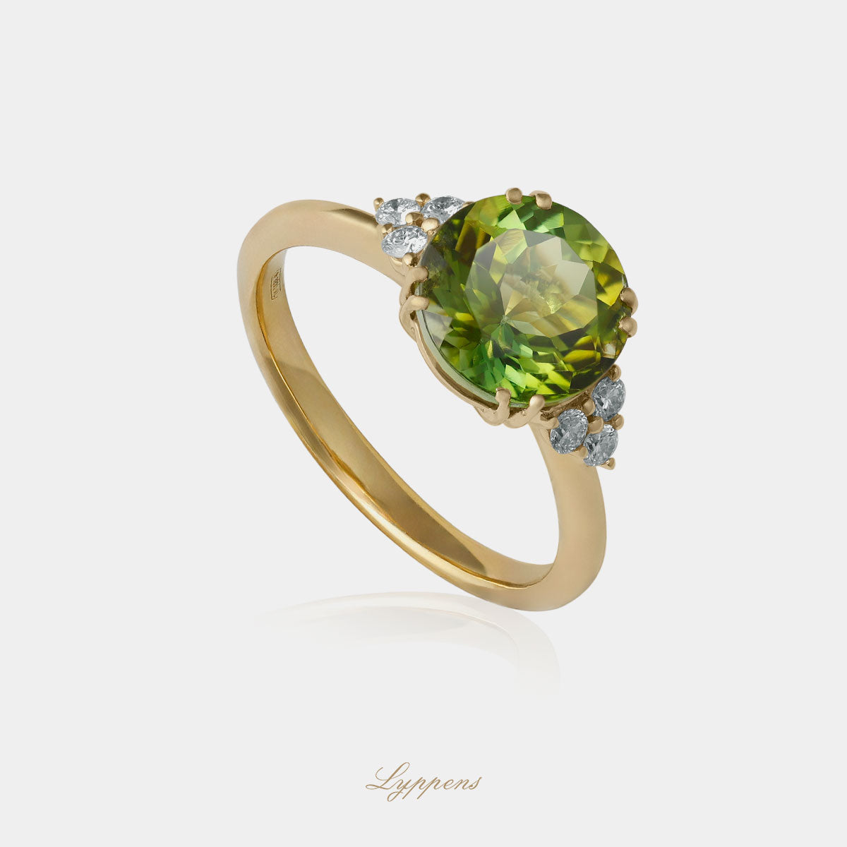 18kt geelgouden ring in het midden gezet met een groene toermalijn en geflankeerd door briljant geslepen diamant.
