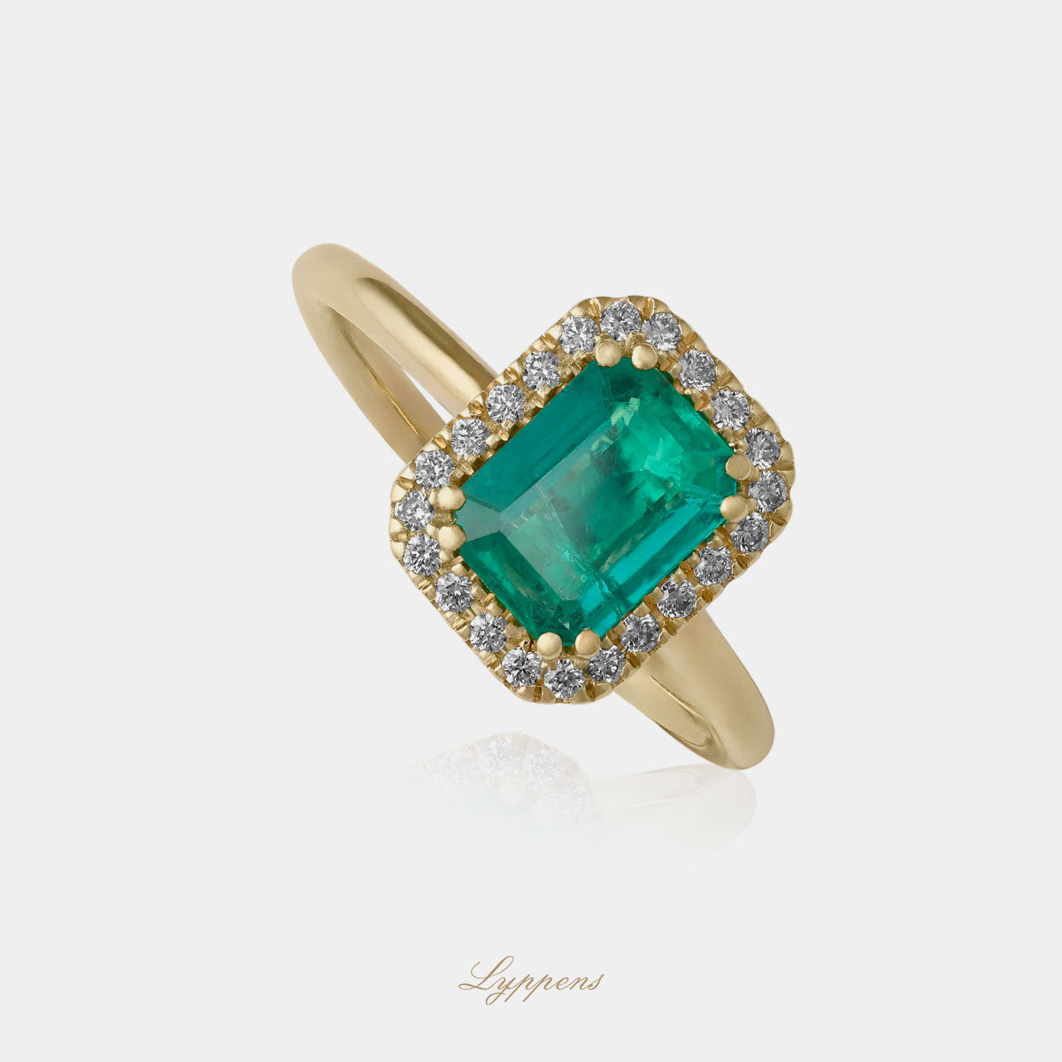 18kt geelgouden entourage ring in het midden gezet met een emerald geslepen smaragd en geflankeerd door briljant geslepen diamant.