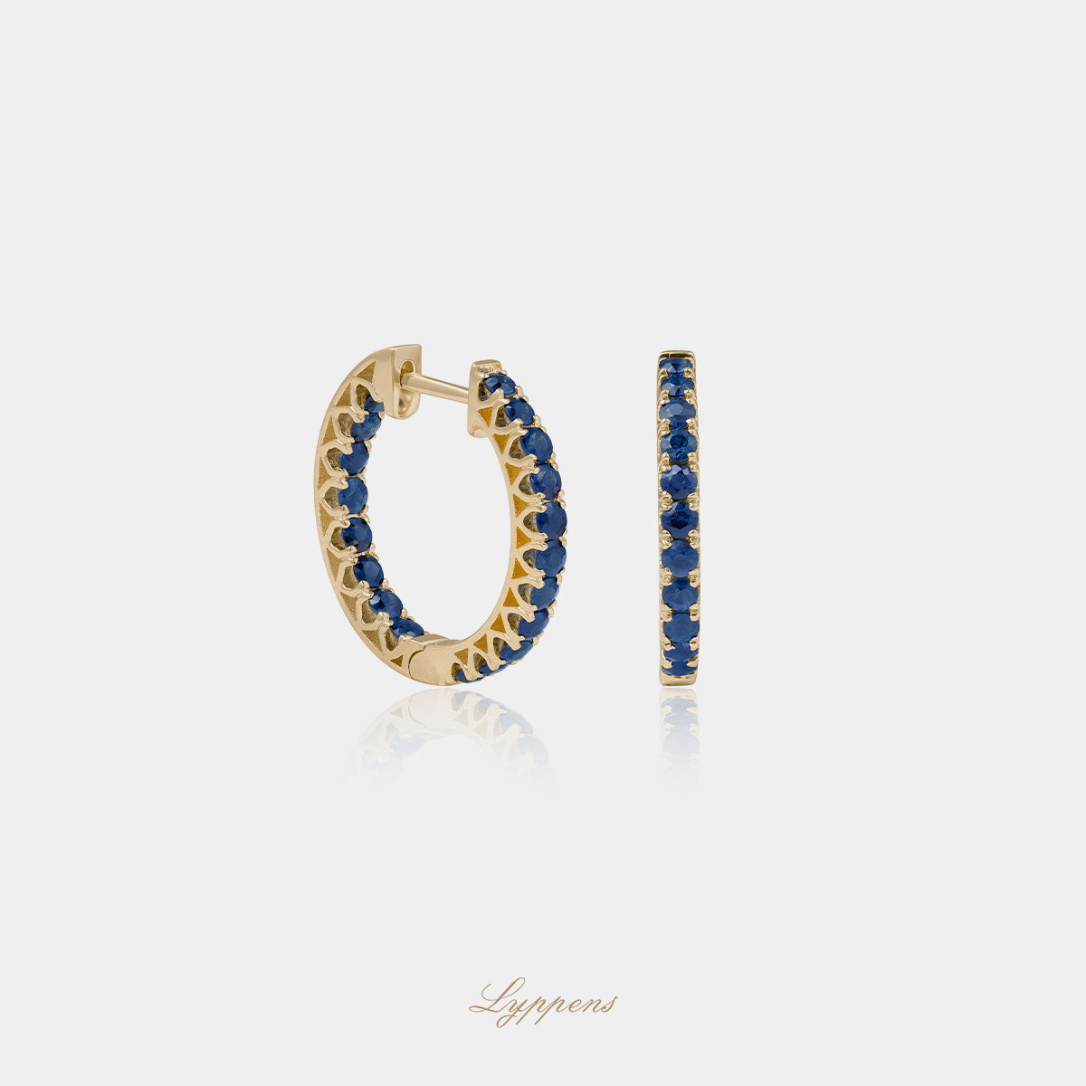 Geelgouden oorringen gezet met saffier.