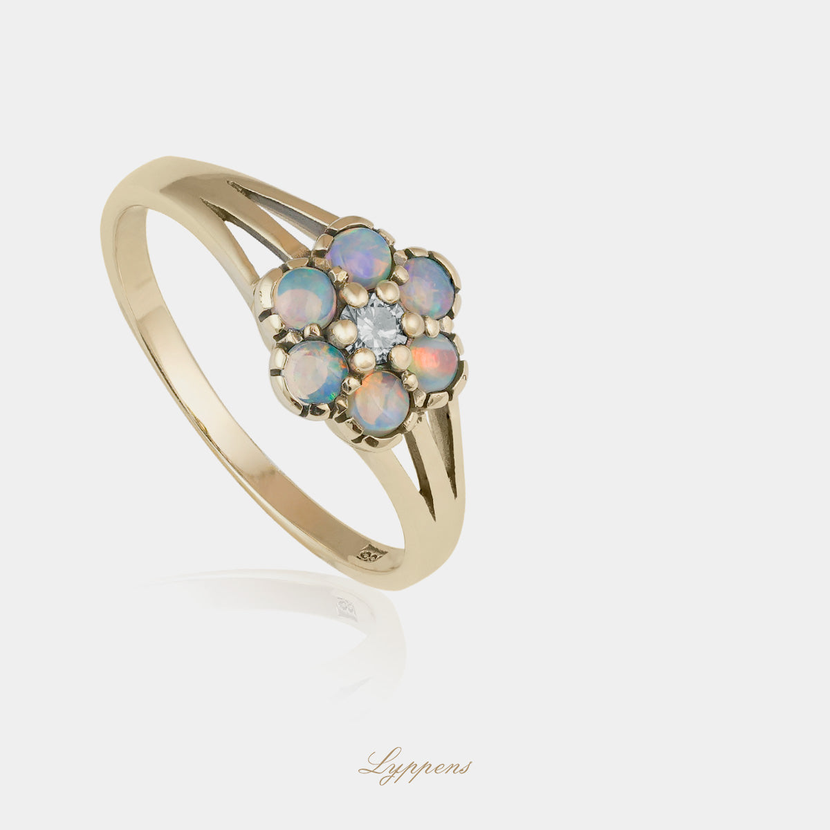 Yellow gold ring with opal and diamond