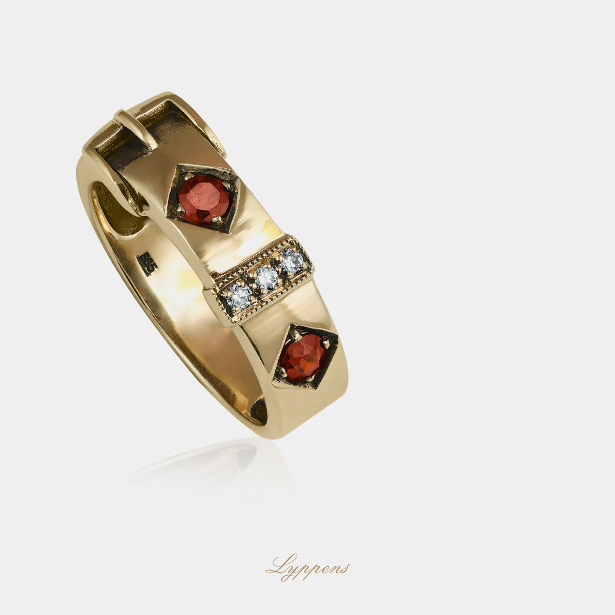 Staande geelgouden vintage stijl gesp ring met granaat en briljant geslepen diamant.