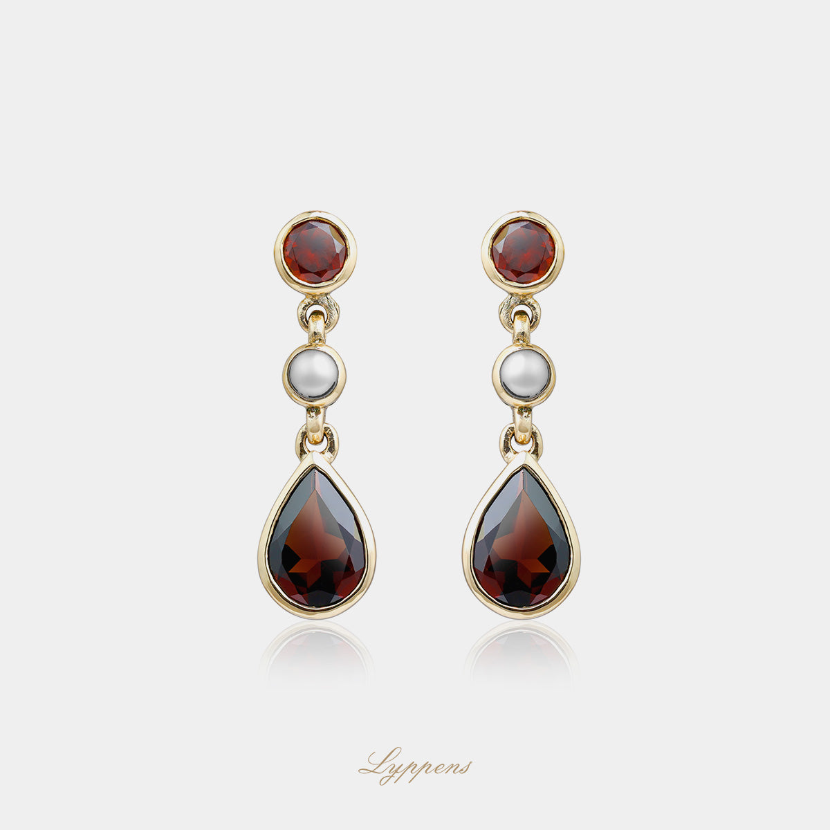 Yellow gold ear studs with garnet and pearls