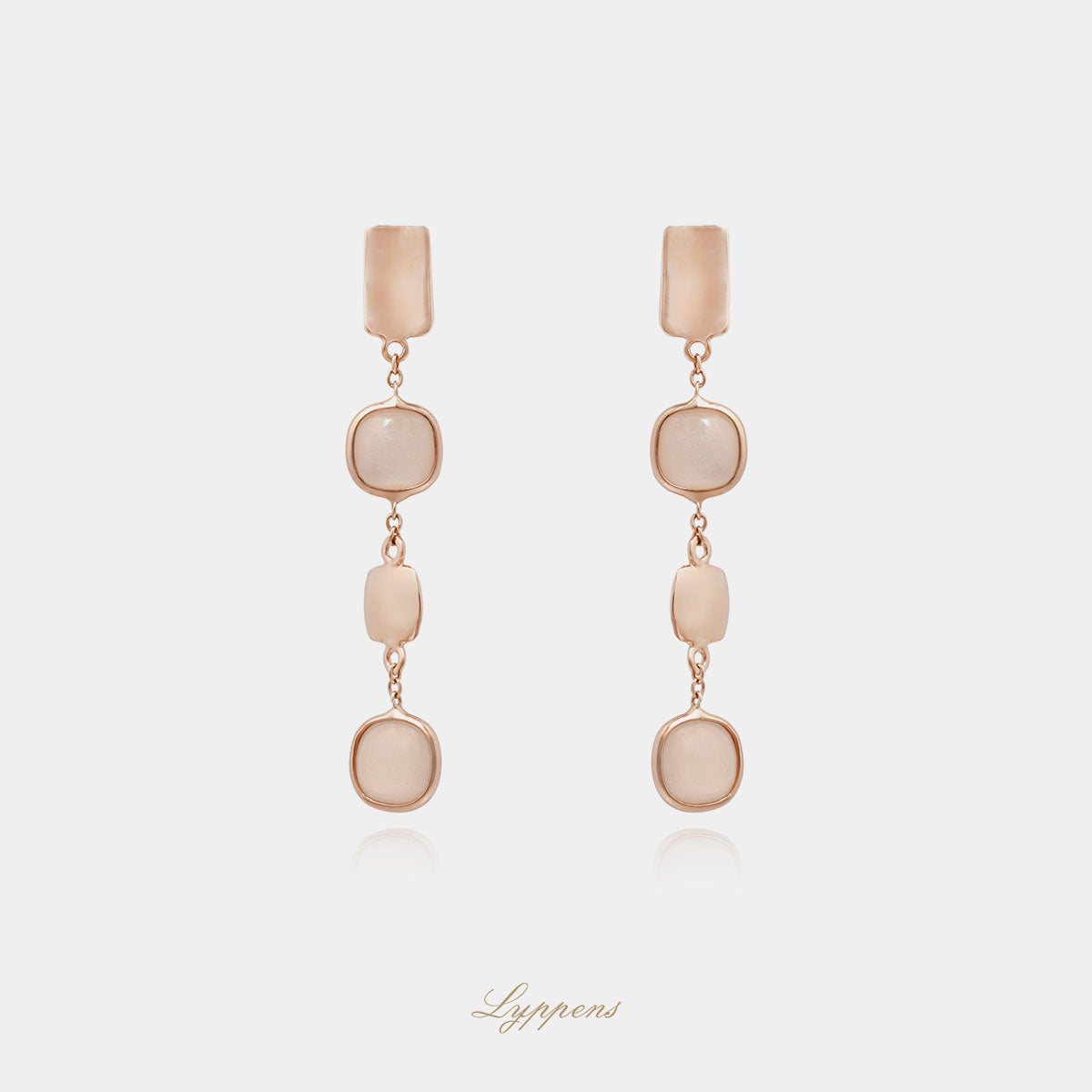 Roségouden oorbellen met cabochon geslepen maansteen en gouden elementen.