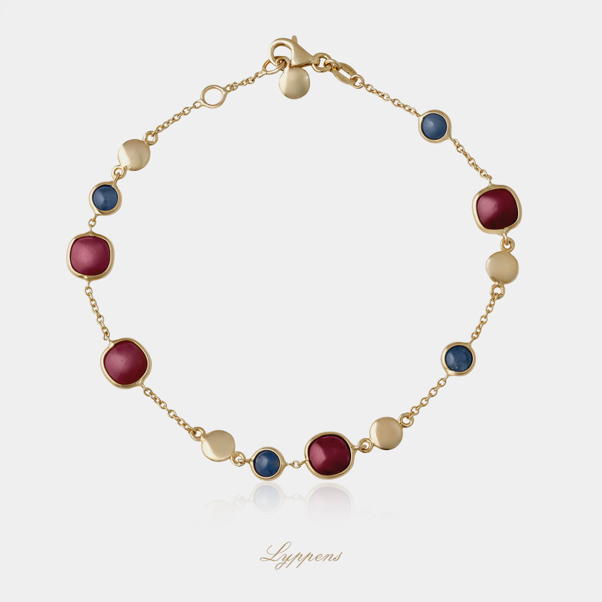 Geelgouden schakelarmband met cabochon geslepen saffier, robijn en gouden elementen.