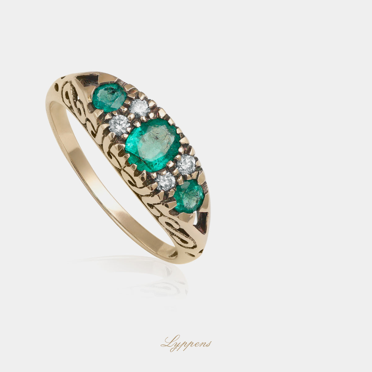 Yellow gold ring with emerald and diamonds