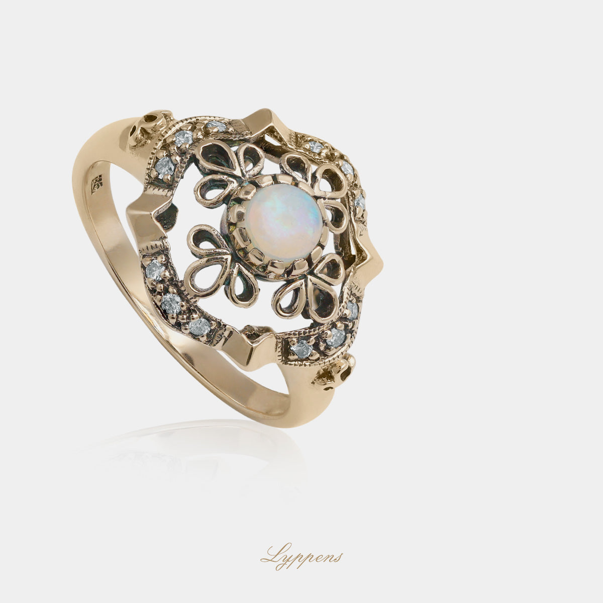 geelgouden vintage stijl ring in het midden gezet met een cabochon geslepen opaal en omringd door briljant geslepen diamant.
