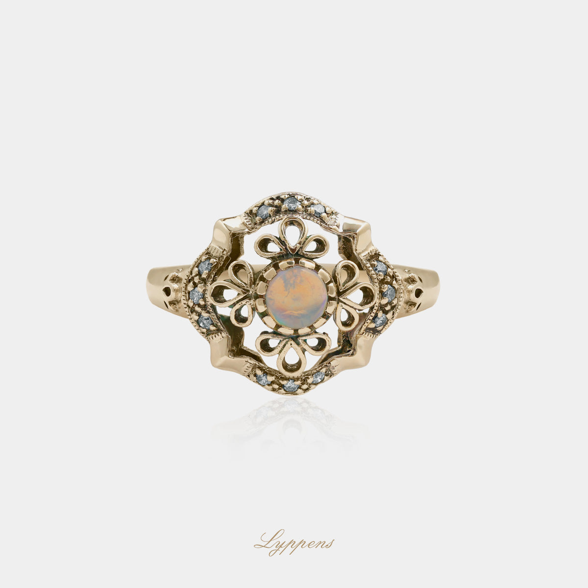 geelgouden vintage stijl ring in het midden gezet met een cabochon geslepen opaal en omringd door briljant geslepen diamant.