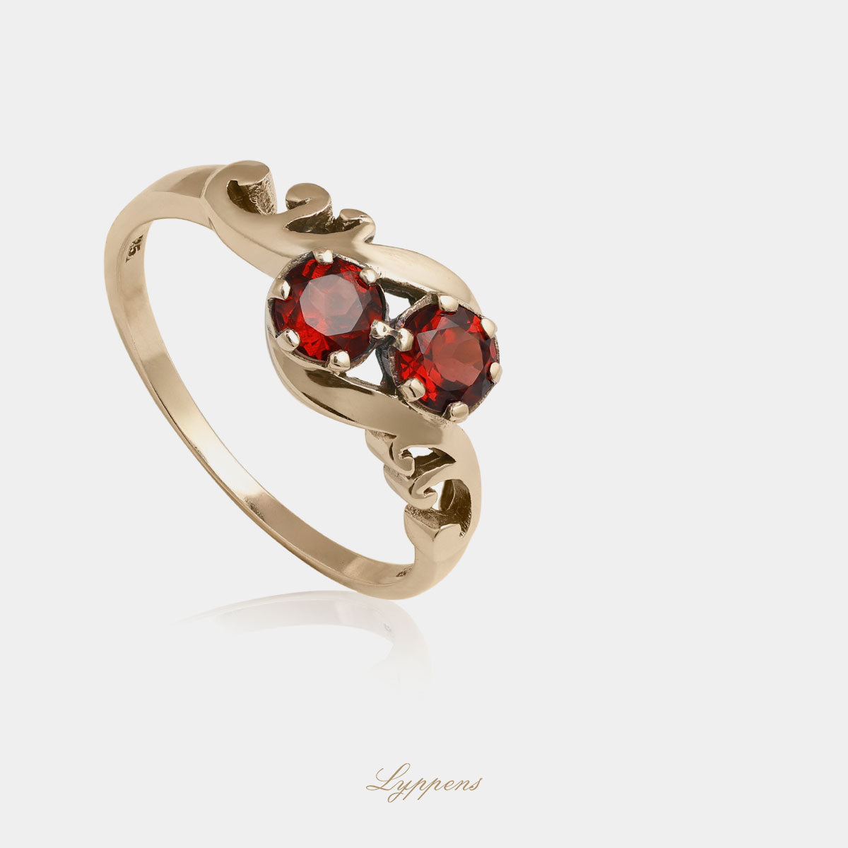 Yellow gold ring with garnet