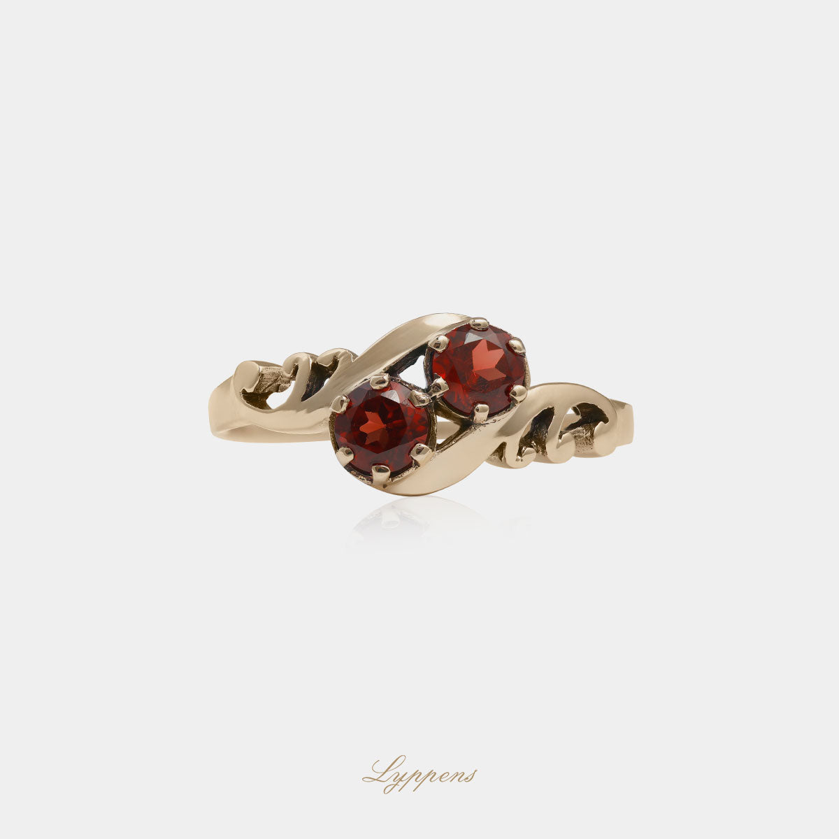 Yellow gold ring with garnet