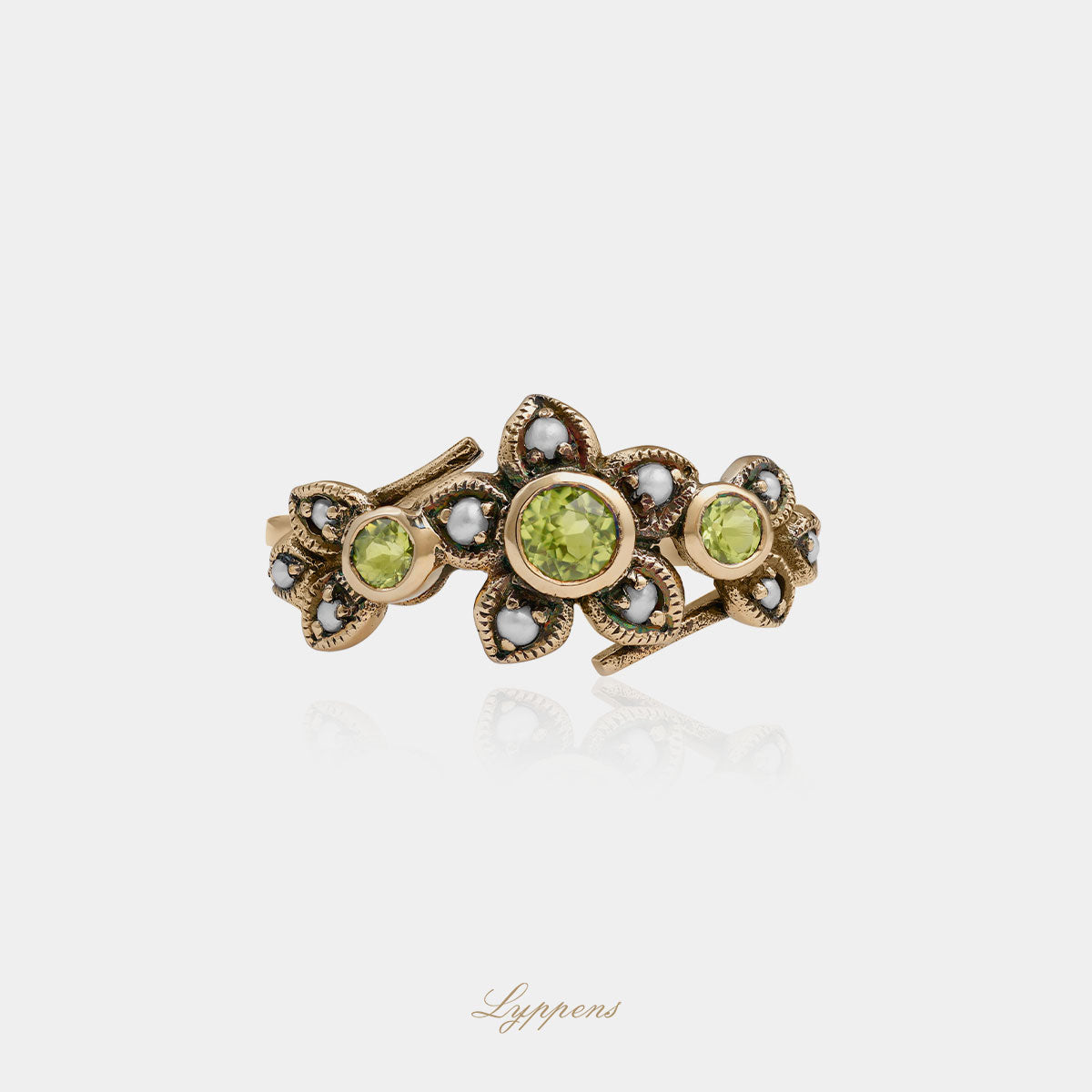 liggende geelgouden bloem vormige vintage stijl ring met peridoot en zaadparels