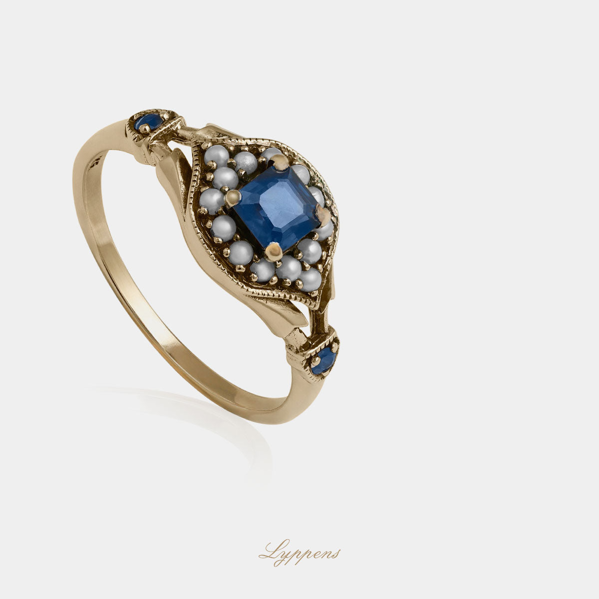Yellow gold ring with sapphire and pearls