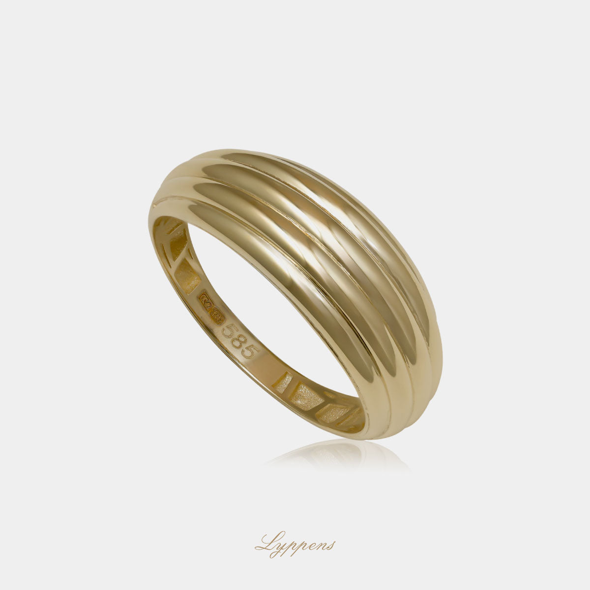 14kt geelgouden ring met horizontale lijnen, deze ring verloopt in breedte.
