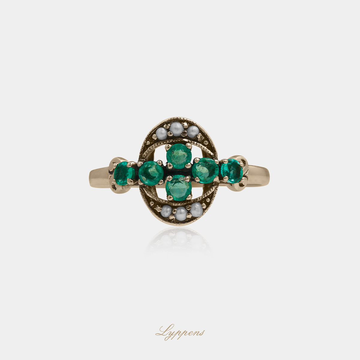 Geelgouden vintage stijl ring gezet met smaragd en parel.