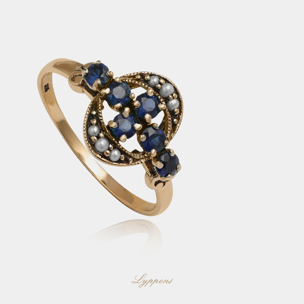 Yellow gold ring with sapphire and pearls