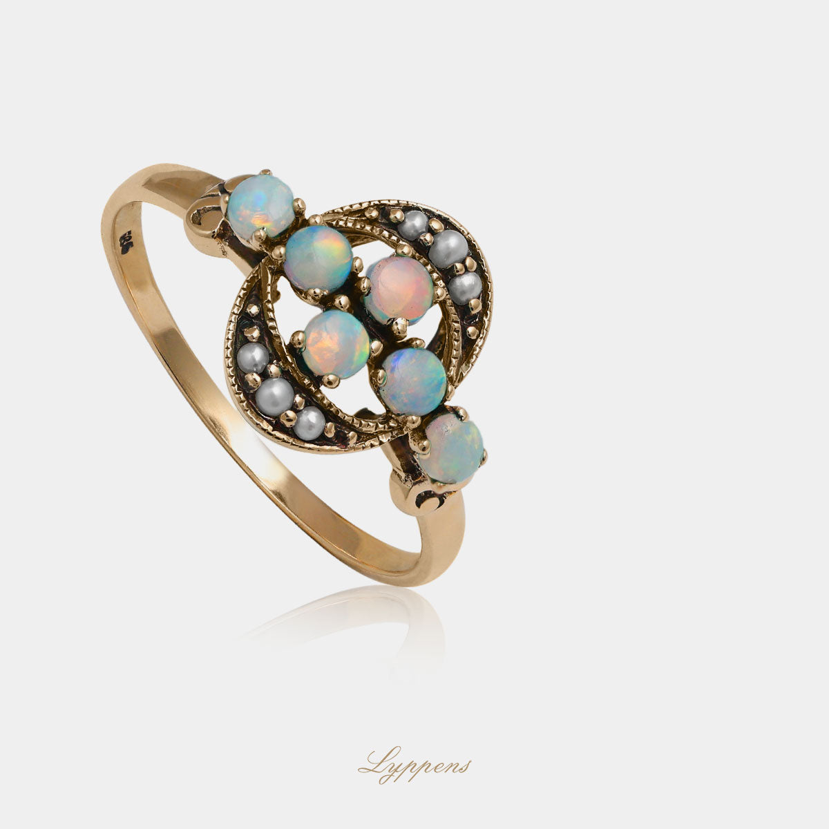 Yellow gold ring with opal and pearls