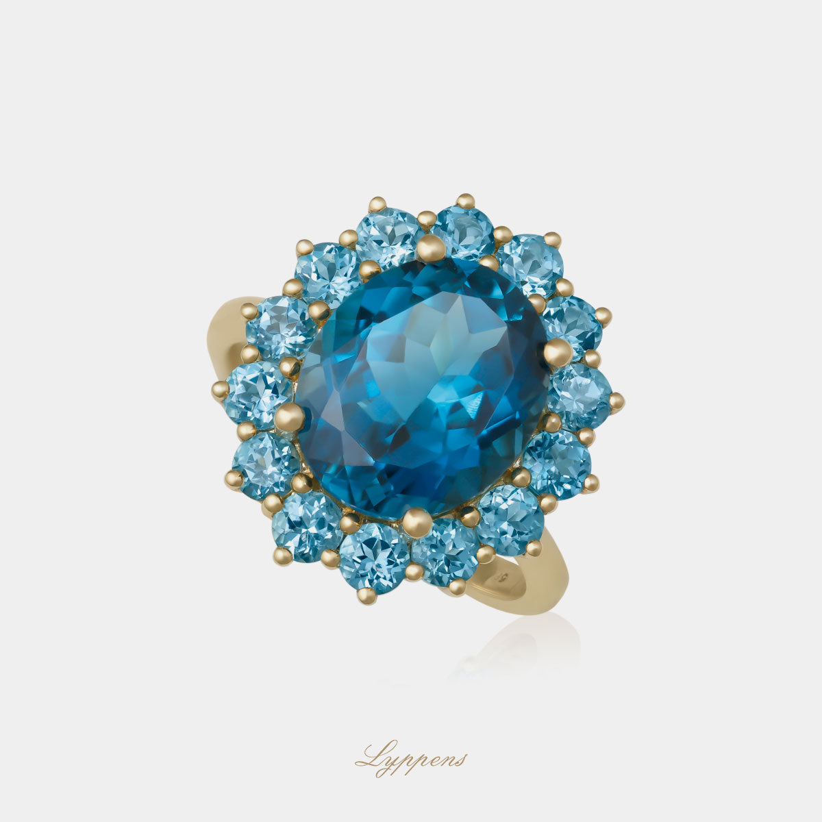 Geelgouden entourage ring met zet met topaas in de kleur swiss blue.
