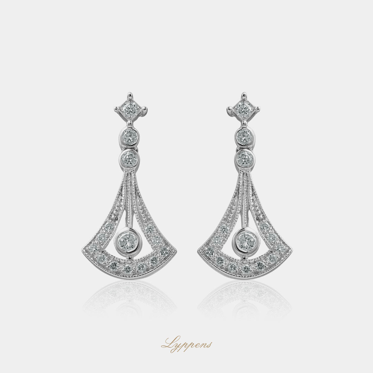 Witgouden Art Deco stijl oorstekers met briljant geslepen diamant in verschillende groottes.