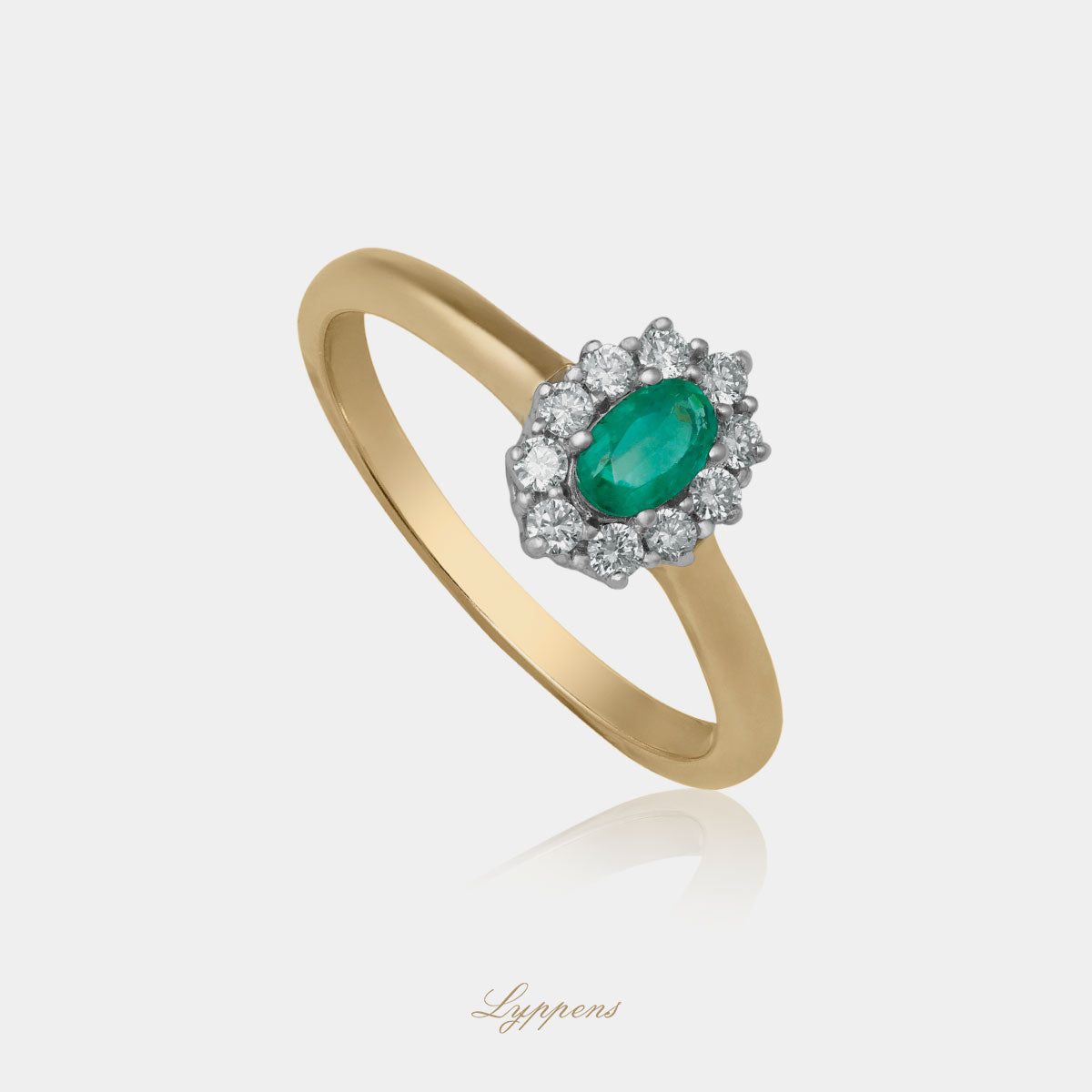 Geel - met witgouden entourage ring in het midden gezet met een ovaal geslepen smaragd en in een entourage van briljant geslepen diamant.