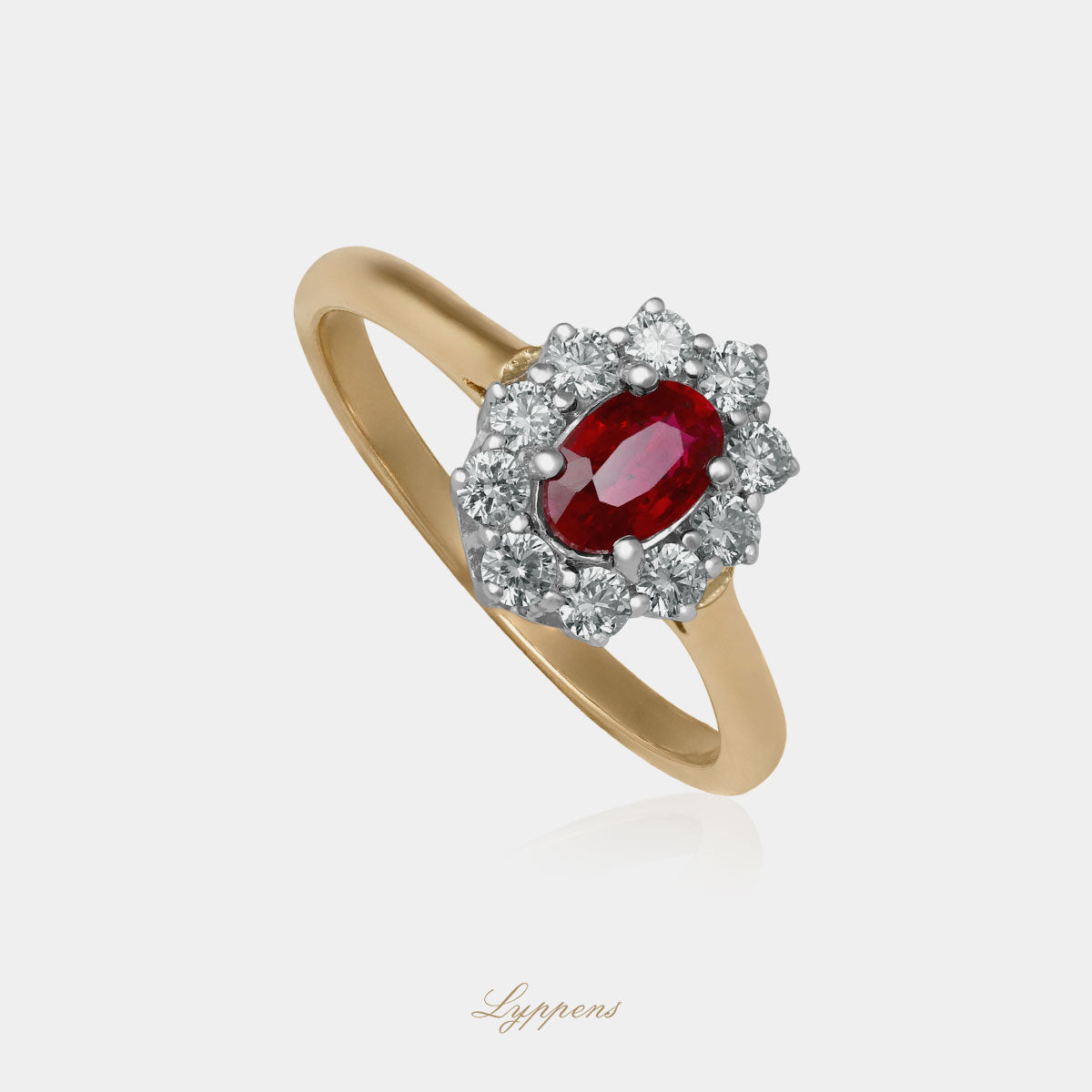 Geel - met witgouden entourage ring in het midden gezet met een ovaal geslepen robijn en in een entourage van diamant.
