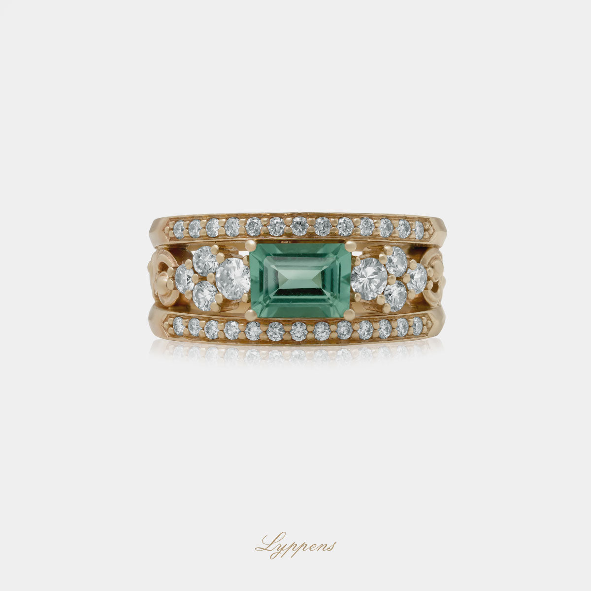 Geelgouden band ring in het midden gezet met een baguette geslepen toermalijn en briljant geslepen diamant.