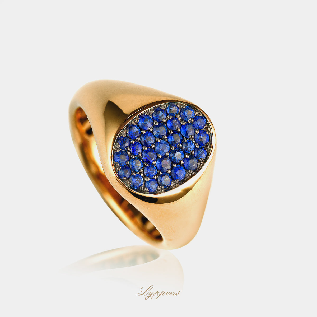 Yellow gold signet ring with sapphire