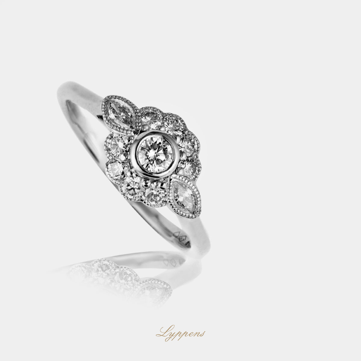 Witgouden ring met briljant en markies geslepen diamanten