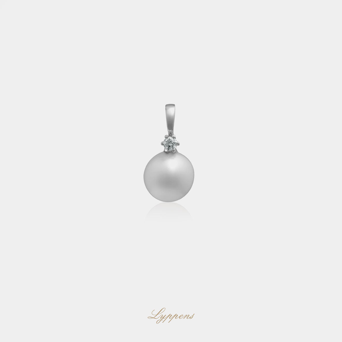 White gold pendant with pearl and diamond