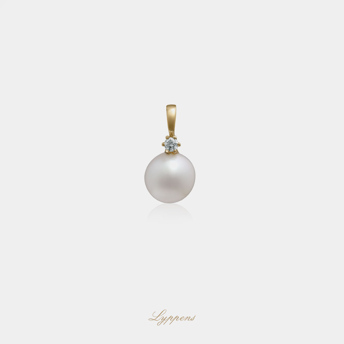 Yellow gold pendant with pearl and diamond