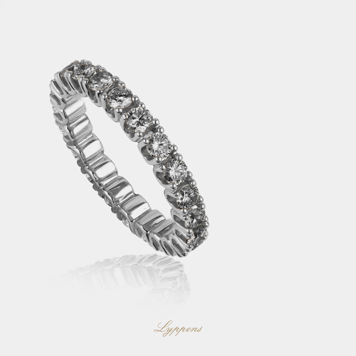 White gold alliance ring with diamond