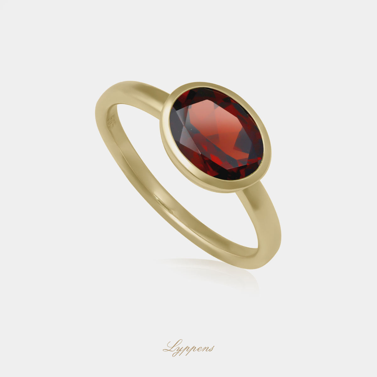 Geelgouden ring in het midden gezet met een ovaal geslepen granaat.