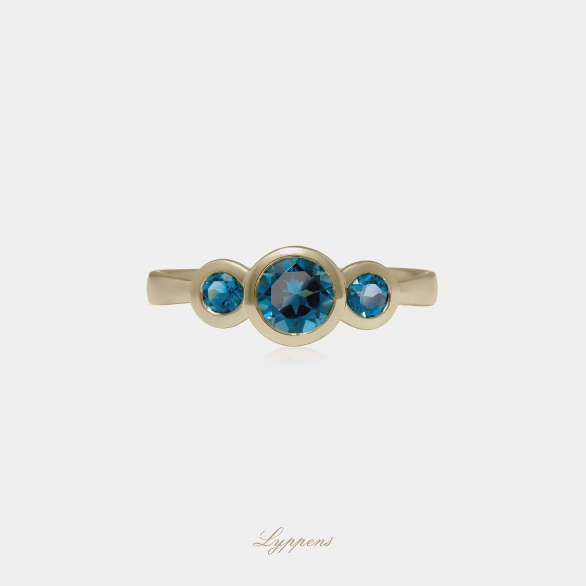 Geelgouden drie steens ring gezet met rond geslepen topaas.