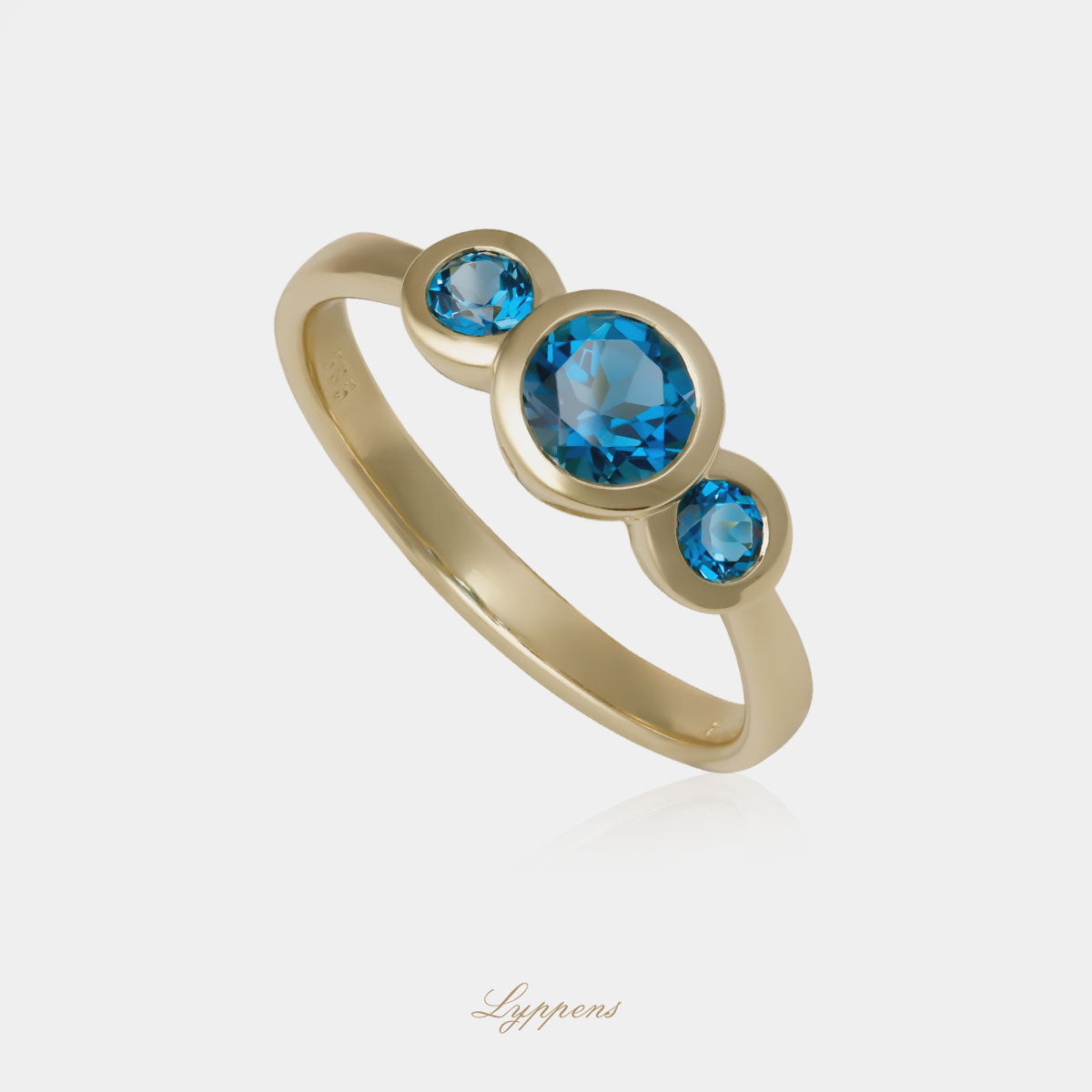 Geelgouden drie steens ring gezet met rond geslepen topaas.