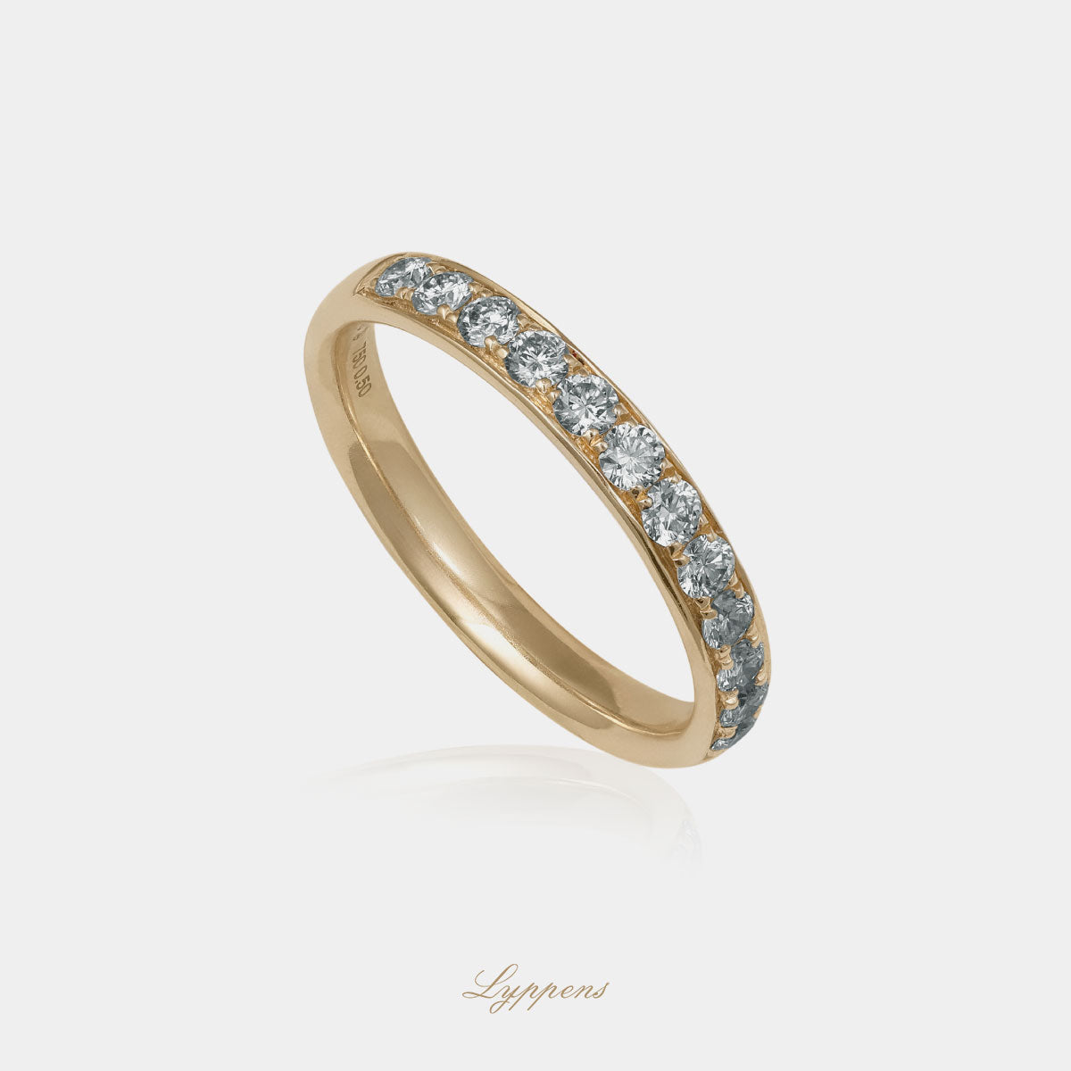 Geelgouden rijring gezet met briljant geslepen diamant met een totaalgewicht van 0.50ct.