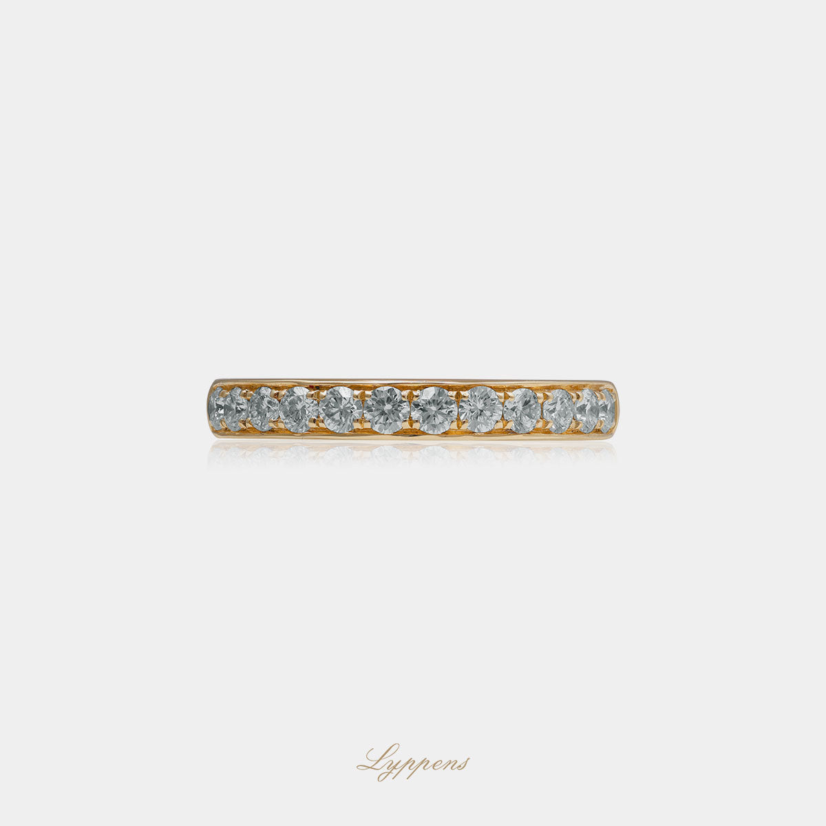 Geelgouden rijring gezet met briljant geslepen diamant met een totaalgewicht van 0.50ct.