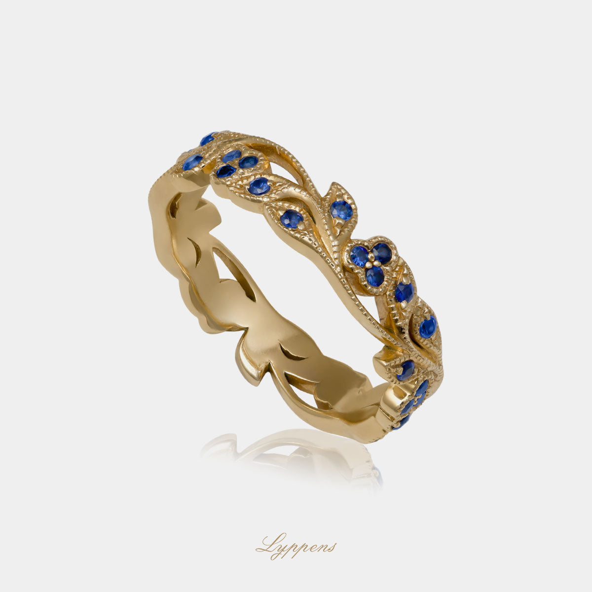 Geelgouden ring in de vorm van laurierbladder gezet met blauwe saffier.