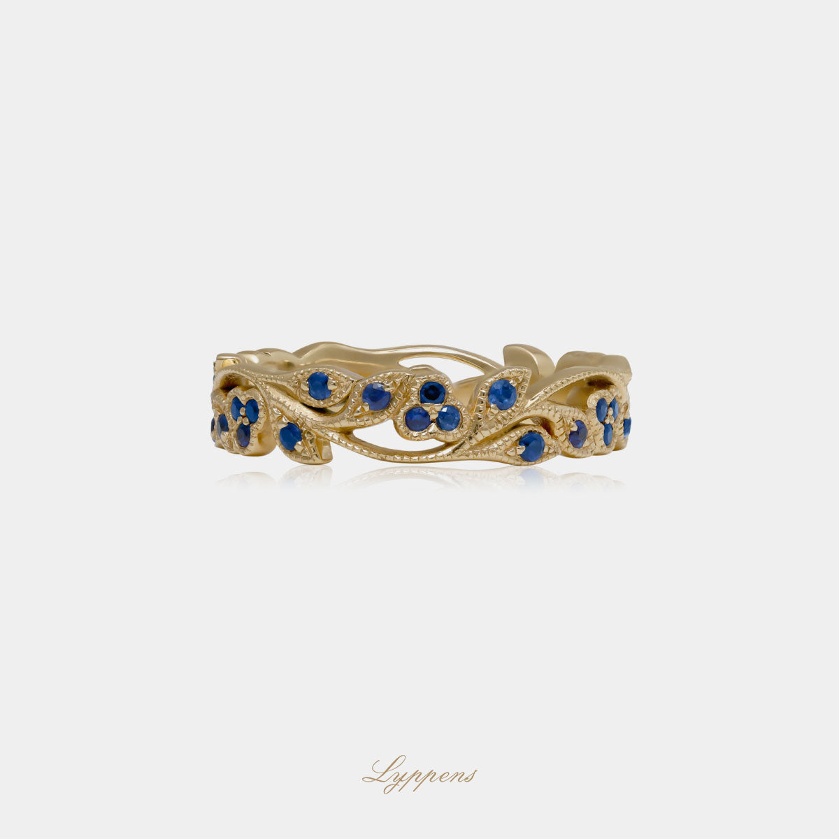 Geelgouden ring in de vorm van laurierbladder gezet met blauwe saffier.